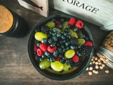 hector-bermudez-xulSun-WYv8-unsplash Bowl of blueberries, blackberries, raspberries, and grapes, illustrating a brain-healthy, antioxidant-rich snack to support memory and cognitive function.